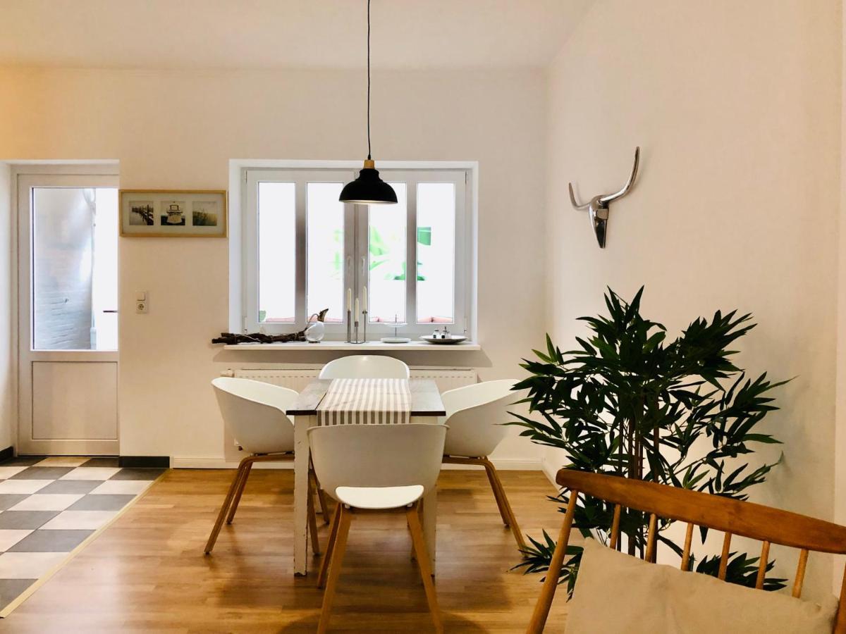 Altstadthus-Gemuetliches Ferienhaus Mit Gaertchen Friedrichstadt Exterior foto